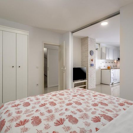 Modern Apartment Zen With Private Garden 波雷奇 外观 照片