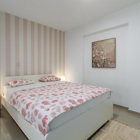 Modern Apartment Zen With Private Garden 波雷奇 外观 照片